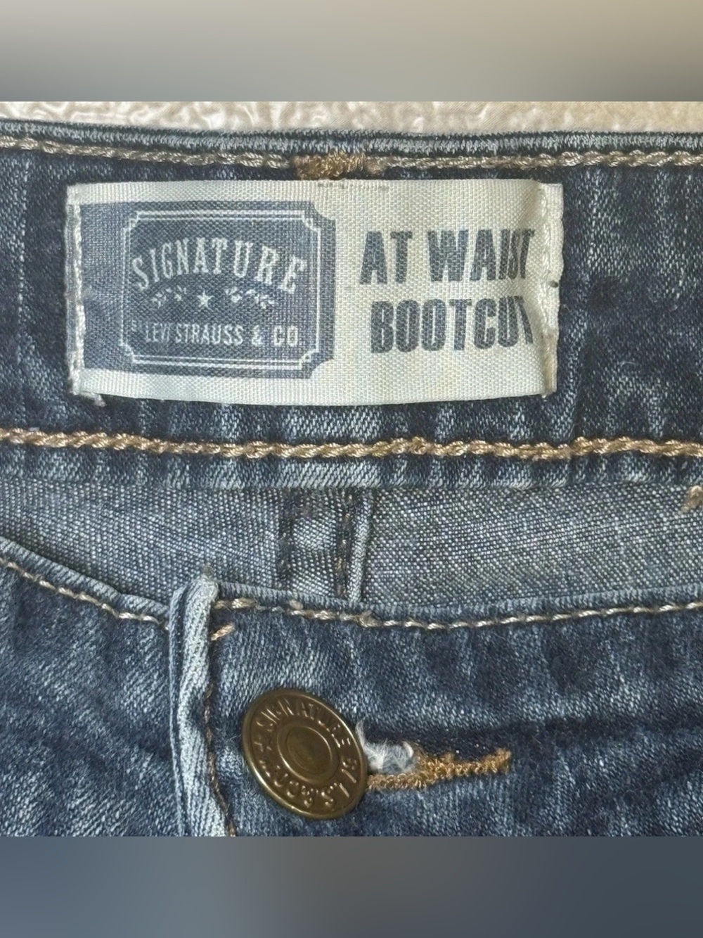 LEVIS Signature At Waist Bootcut Blue Jeans
Misses Size 12 Short (30x28.5) - Picture 8 of 9